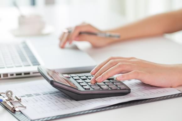 摄图网_500123186_会计使用计算器特写(企业商用) 摄图网_500123186_会计使用计算器特写(企业商用)