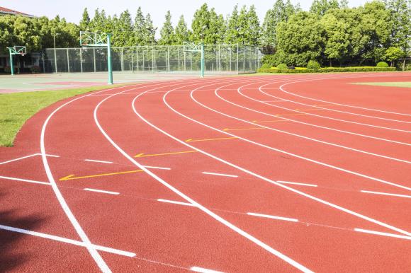 摄图网_501386594_学校操场跑道和篮球场(企业商用) 摄图网_501386594_学校操场跑道和篮球场(企业商用)