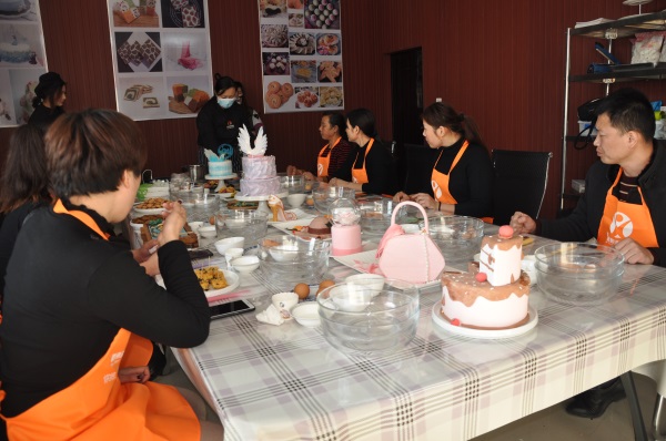 济宁市任城区新希望职业培训学校的糕点饼干课程学月饼制作吗？