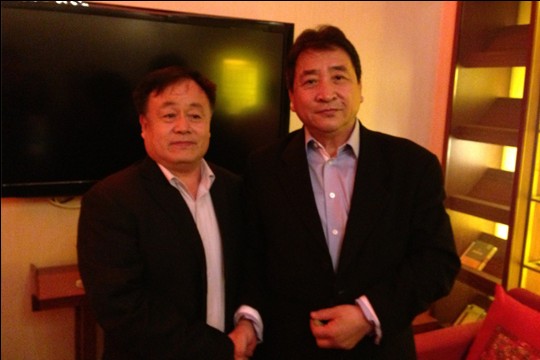 著名相声演员姜昆（右一）盛赞北方扶贫举动