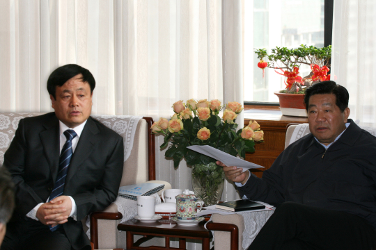 全国政协主席贾庆林（左一）亲切接见北方汽车专修学校董事长曹振峰