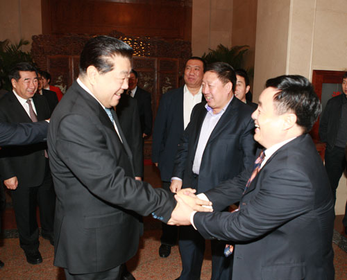 曹振峰校长与贾庆林主席（右一）进行了亲切交谈